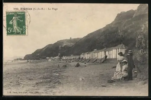 AK Étables /C.-du-N., La Plage avec cabines et promeneurs