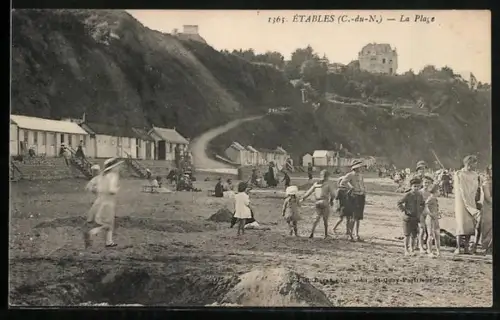 AK Étables /C.-du-N., La Plage avec baigneurs et cabines en bord de mer