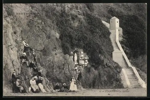 AK Etables, La Grotte et l`escalier côtier avec visiteurs