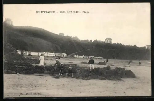 AK Étables, Plage, Vue de la plage avec enfants jouant sur les rochers et cabines en arrière-plan