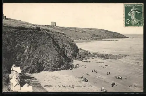 AK Binic, La Plage de l`Avant-Port avec falaises et promeneurs
