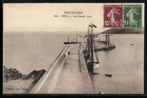 AK Binic, La Grande Jetée et les navires amarrés
