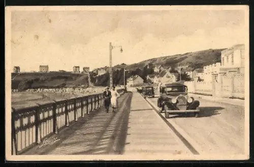AK Erquy, Plage de Caroual et la digue avec voitures anciennes et promeneurs