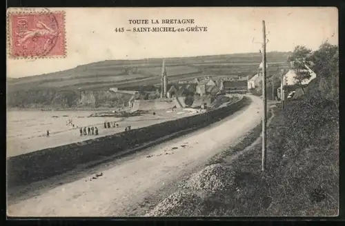 AK Saint-Michel-en-Grève, Vue du village et de la plage avec promeneurs