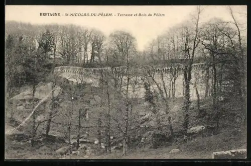 AK St-Nicolas-du-Pélem, Terrasse et Bois du Pélem