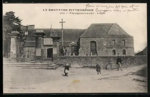 AK Plouguernevel, L`Église et entrée du cimetière avec des enfants jouant devant