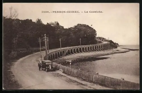 AK Perros-Guirec, La Corniche avec voiture ancienne et vue sur la mer