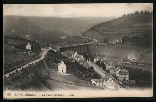 AK Saint-Brieuc, La Vallée du Goult avec viaduc et maisons environnantes