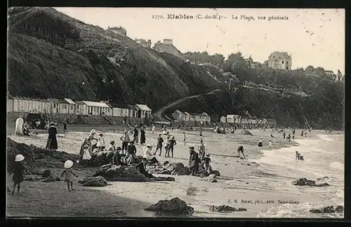 AK Étables /C.-du-N., La Plage, vue générale avec baigneurs et cabines de plage