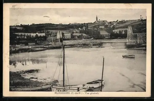 AK Plouguiel /C.-du-N., Vue générale du village et de la rivière avec bateaux