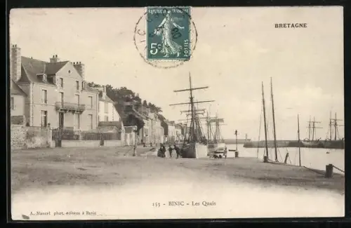 AK Binic, Les Quais avec bateaux et maisons en bord de mer