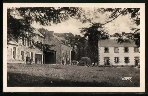 AK L`Hermitage-Lorge, Le Bourg avec bâtiments en pierre et jardins verdoyants