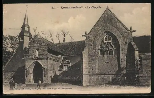AK Kermaria-en-Isquit, La Chapelle, Vue de l`entrée gothique et du clocher
