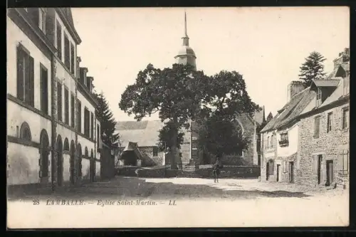 AK Lamballe, Église Saint-Martin et rue bordée de bâtiments historiques