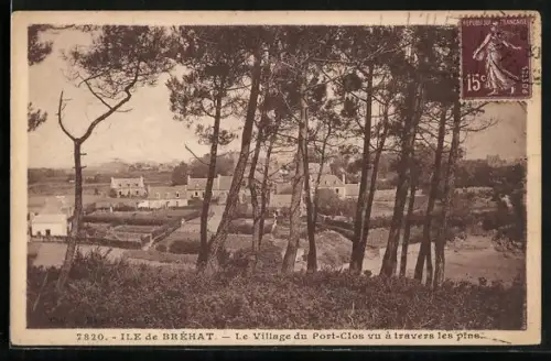AK Île de Bréhat, Le Village du Port-Clos vu à travers les pins