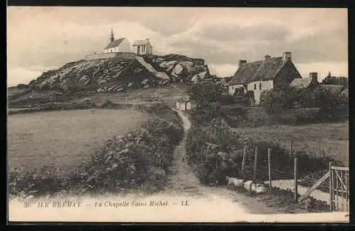 AK Île Bréhat, La Chapelle Saint-Michel et chemin de campagne