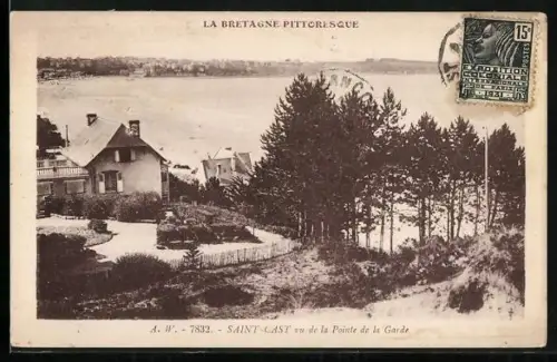 AK Saint-Cast, Vue de la Pointe de la Garde avec maisons et forêt en bord de mer