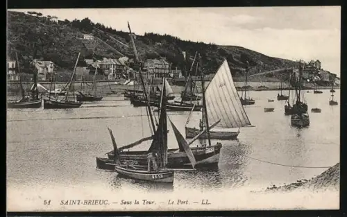 AK Saint-Brieuc, Sous la Tour, Le Port avec voiliers