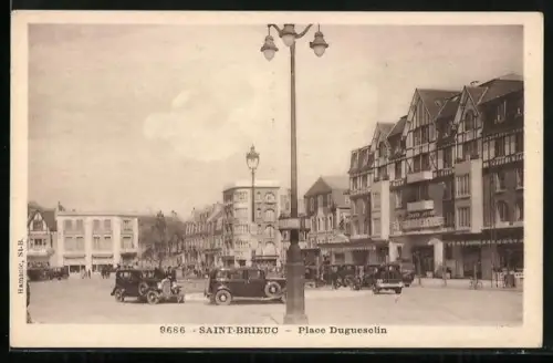 AK Saint-Brieuc, Place Duguesclin avec voitures anciennes et bâtiments historiques