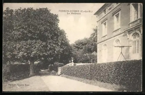 AK Perros-Guirec /C.-du-N., Le Hédraou, vue sur le chemin bordé d`arbres et bâtiment élégant