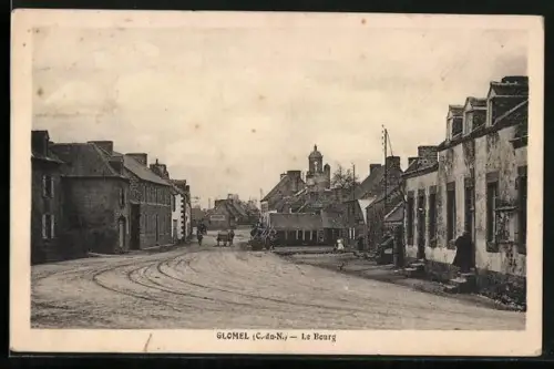 AK Glomel /C.-du-N., Le Bourg avec vue sur la rue principale et bâtiments environnants