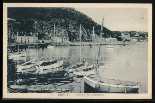 AK Erquy, Falaise de Noirmont avec bateaux amarrés dans le port