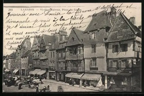 AK Lannion, Vieilles maisons sur la Place du Centre avec passants et boutiques animées