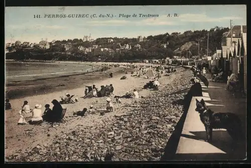 AK Perros-Guirec /C.-du-N., Plage de Trestraou animée avec promeneurs et maisons en bord de mer