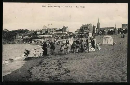 AK Saint-Quay /C.-du-N., La Plage avec des baigneurs et des tentes sur le sable