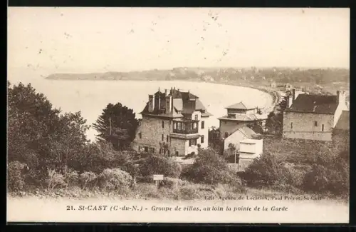 AK St-Cast /C.-du-N., Groupe de villas, au loin la pointe de la Garde