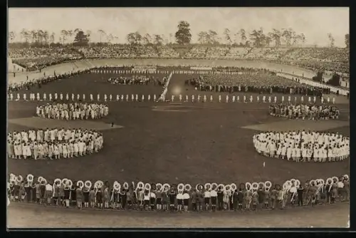 Foto-AK Berlin-Charlottenburg, Deutsches Stadion, Hindenburg-Huldigung der Schuljugend 1927