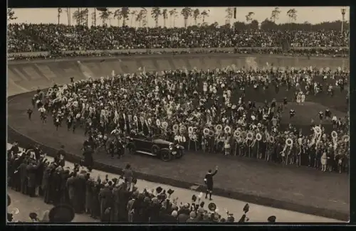 Foto-AK Berlin-Charlottenburg, Deutsches Stadion, Hindenburg-Huldigung der Schuljugend 1927