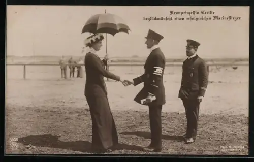 AK Kronprinzessin Cecilie beglückwünscht einen erfolgreichen Marineflieger