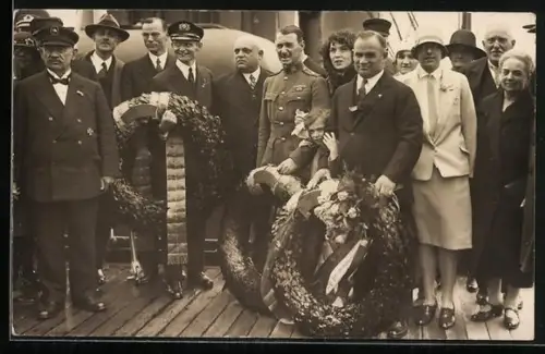 Foto-AK Ozeanflieger Hermann Köhl mit Kranz
