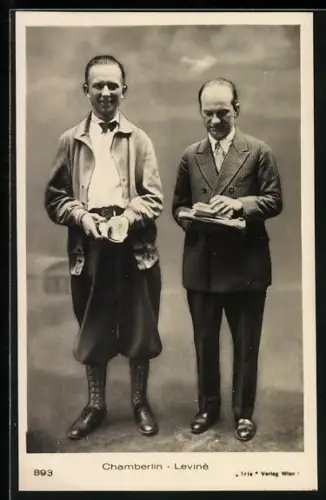 AK Chamberlin und Levinè auf dem Flugplatz mit Flugzeug im Hintergrund
