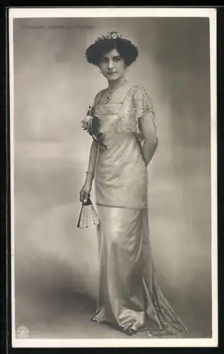 AK Prinzessin Helene von Serbien im Kleid mit Amulett und Fächer