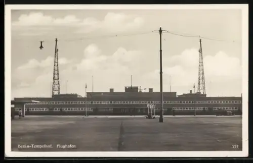 AK Berlin-Tempelhof, Partie am Flughafen