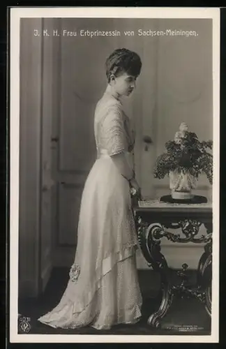 AK Frau Erbprinzessin von Sachsen-Meiningen vor einer Blumenvase