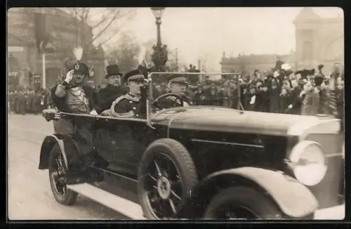 Foto-AK Berlin, Besuch von König Aman Ullah von Afghanistan 1928, Autofahrt ins Prinz Albrecht-Palais mit von Hindenburg