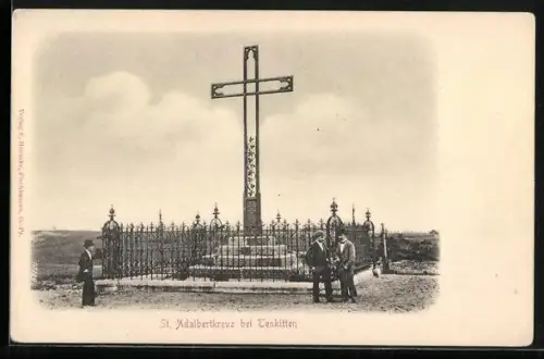 AK Tenkitten, St. Adalbertkreuz mit Besuchern