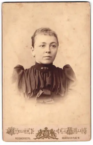Fotografie E. J. Müller, Reichenberg, Neustädter-Platz 16, Marie Schwan im Porträt