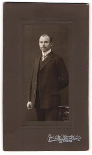 Fotografie Martin Herzfeld, Dresden, Oskar im Anzug