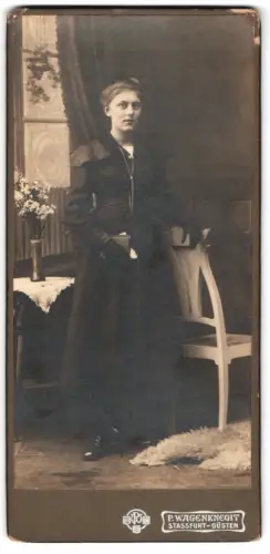 Fotografie P. Wagenknecht, Stassfurt-Güsten, Käthchen im dunklen Kleid