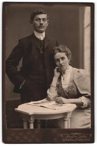 Fotografie Atelier John, Dresden, Holbeinstrasse 95, Paar am Tisch