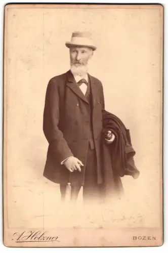 Fotografie V. Holzner, Bozen, Kaiser Franz Josef-Strasse, Fr. Setz mit Bart und Hut