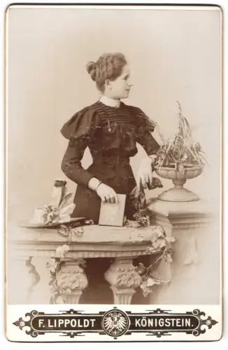 Fotografie F. Lippoldt, Königstein, Marga Büttner geb. Gröger mit Buch in der Hand
