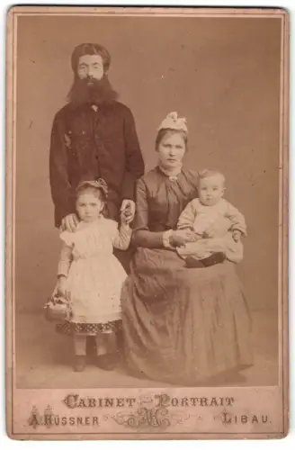 Fotografie Albert Küssner, Libau, Kauf-Strasse, Familie Matyov mit zwei Kindern