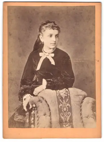 Fotografie unbekannter Fotograf und Ort, Emilie Fuchs mit Schleife am Kragen