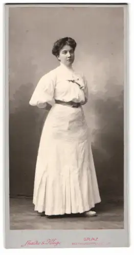 Fotografie Spalte & Kluge, Graz, Beethovenstrasse 27, Rosl im weissen Kleid