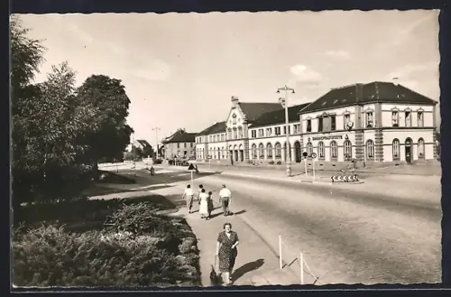 AK Rastatt i. B., Bahnhofsvorplatz, Bahnhofsgebäude